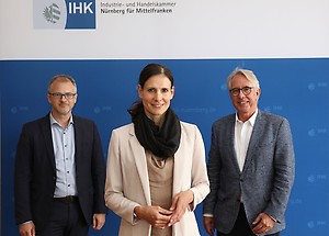 Dr. Christina Blumentritt, AKM-Vorsitzende; Johannes Bisping, stv. AKM-Vorsitzender (links); Dr. Kurt Hesse, Geschäftsführer AKM 