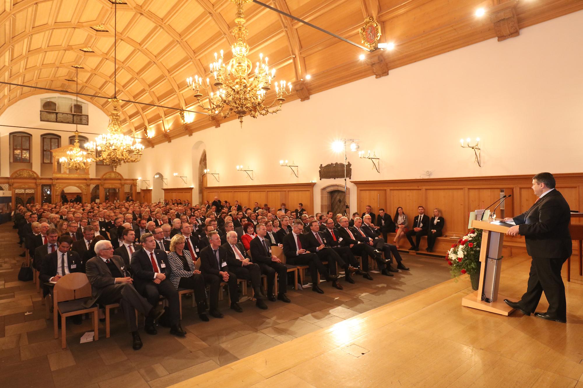 Rund 400 Gäste waren zum Kammergespräch in den historischen Rathaussaal gekommen.