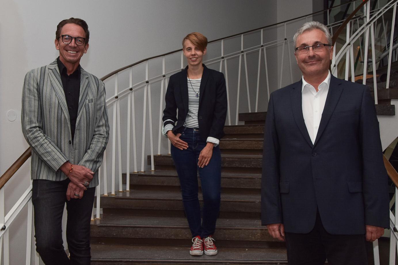 Die Vorsitzenden Denise Bradl (DGB) und Dr. Jürgen Hollatz (Siemens AG, r.) mit Geschäftsführer Stefan Kastner (IHK, l.). (Foto: IHK Nürnberg)