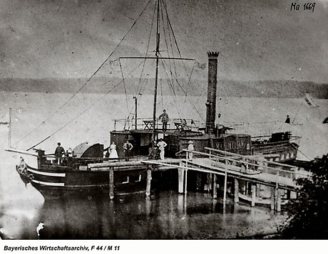  Der Raddampfer „Maximilian“ an der Anlegestelle in Seeshaupt am Starnberger See, 1858. (Foto: BWA)