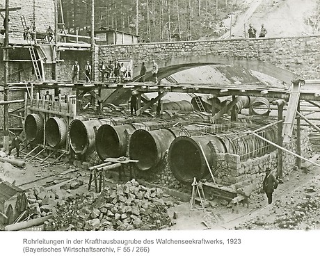 Rohrleitungen in der Krafthausbaugrube, 1923. (Foto: BWA)
