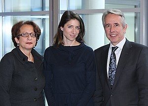 Wahlperiode 2010 - 2014: Viola Thies, AKM-Vorsitzende; Rita Kamm-Schuberth, stv. Vorsitzende (links); Dr. Kurt Hesse, AKM-Geschäftsführer