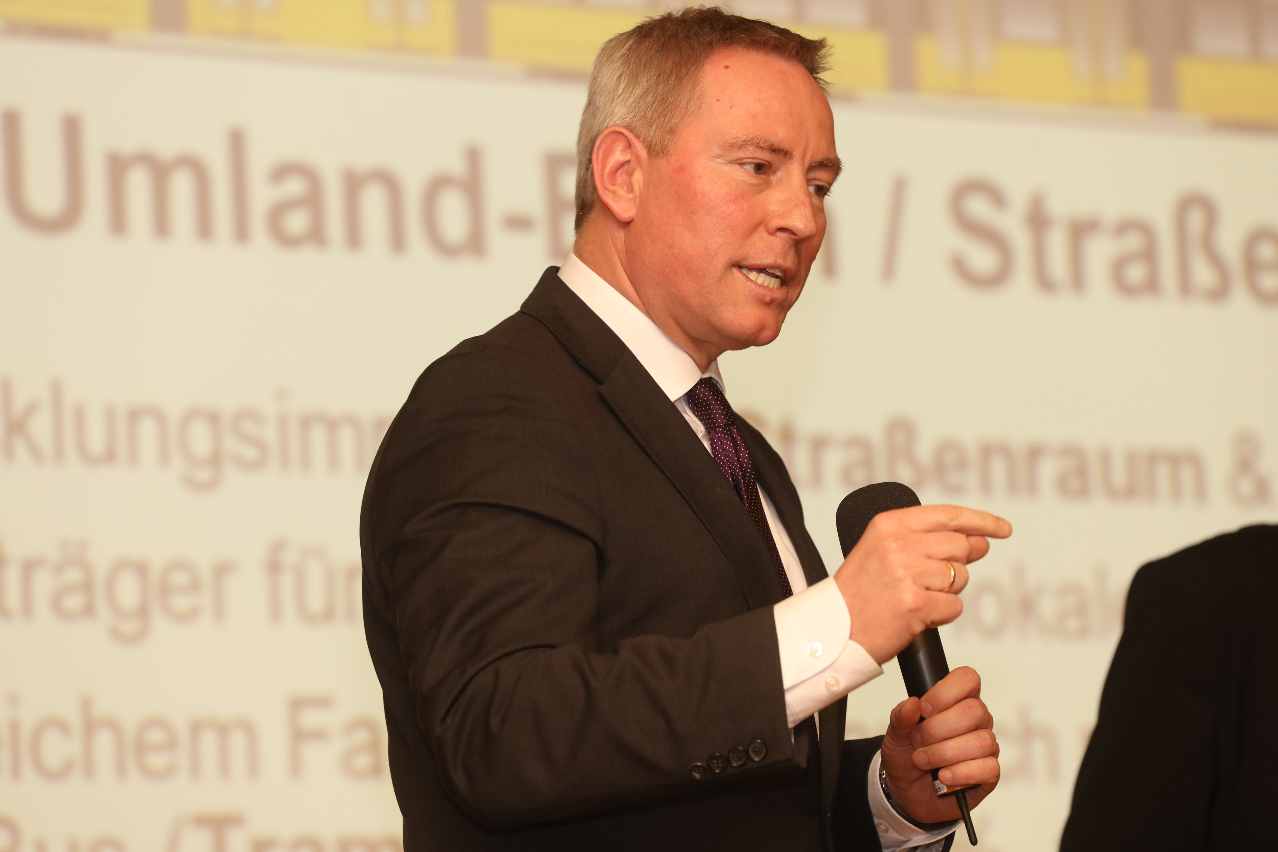 IHK-Hauptgeschäftsführer Markus Lötzsch fasste die Diskussionsrunde zusammen.