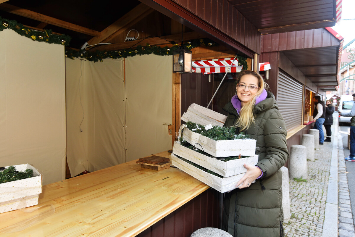Anpacken für den Christkindlesmarkt: Kerstin Brkasic-Bauer verkauft ihre nachhaltige und fair produzierte Kindermode auf 42 Märkten in ganz Deutschland.