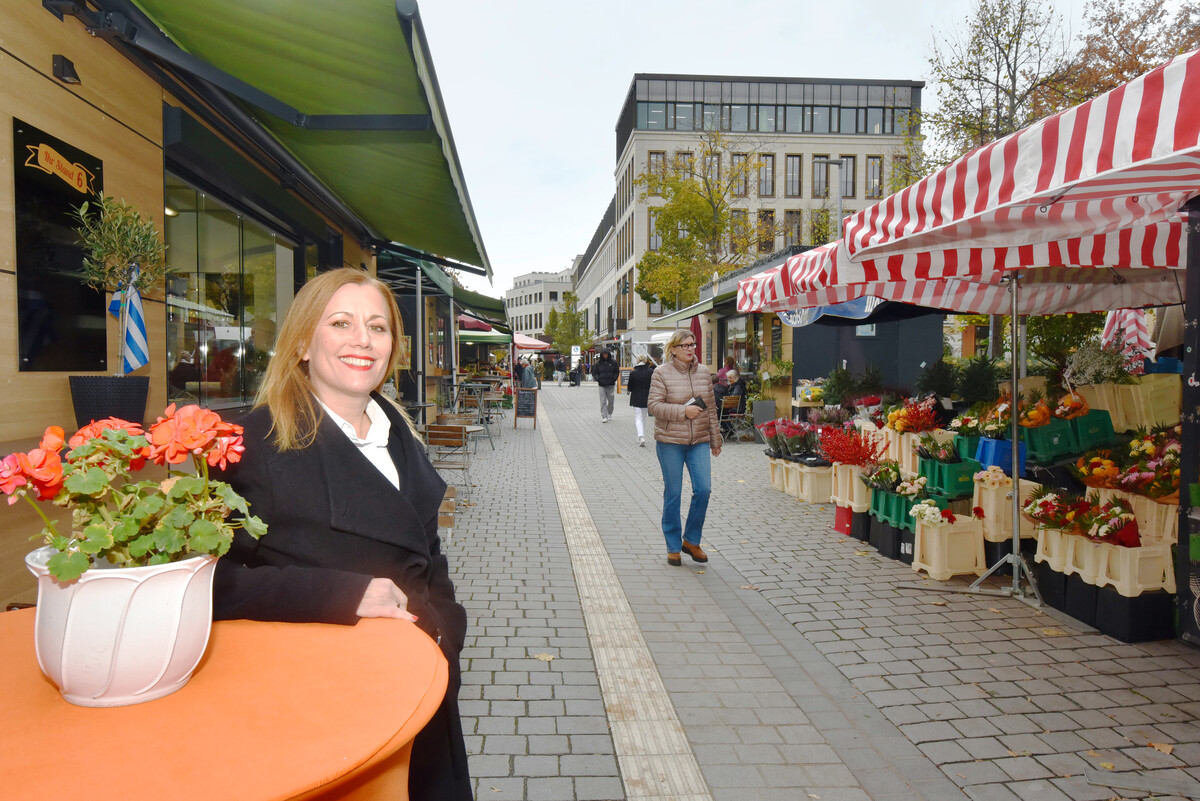 Fürther Wochenmarkt mit neuem Konzept: Dr. Maike Müller-Klier, Leiterin der IHK-Geschäftsstelle Fürth, in der Budenstraße.    