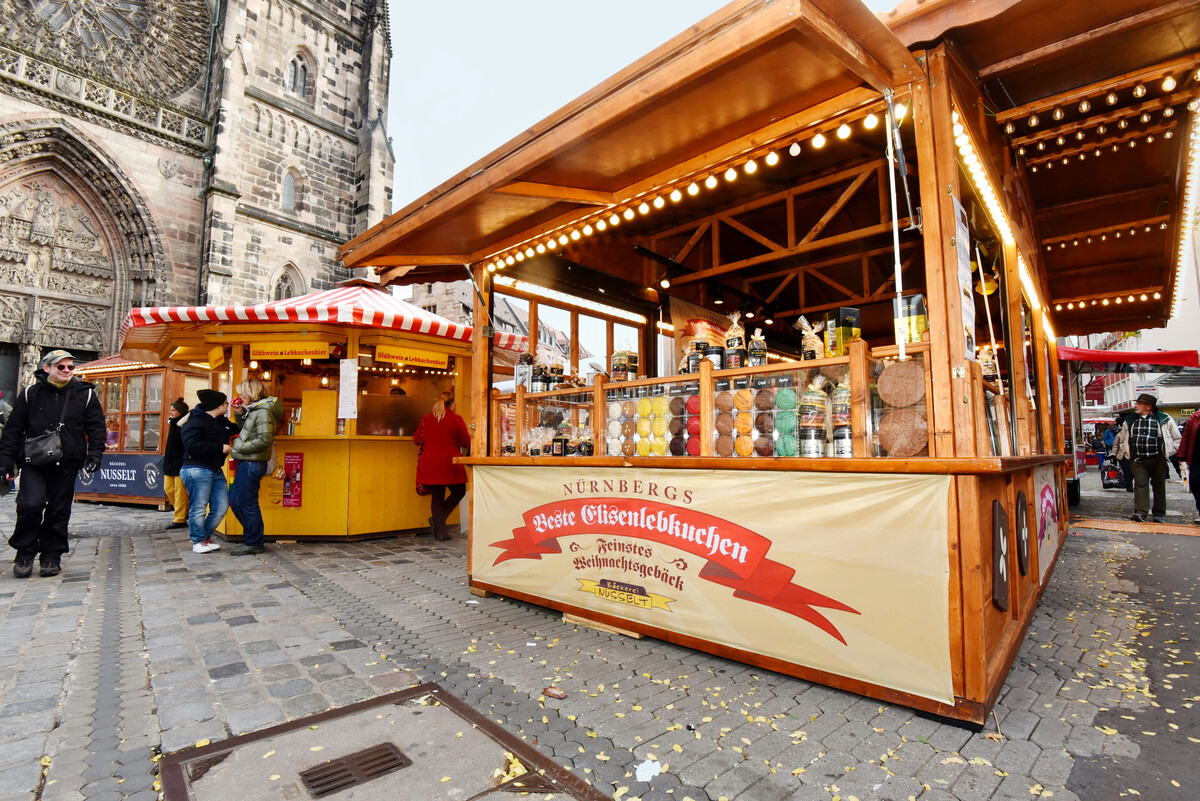 Klein, aber fein: Der Nürnberger Lebkuchenmarkt vor der Lorenzkirche stimmte auf die Weihnachtszeit ein. 