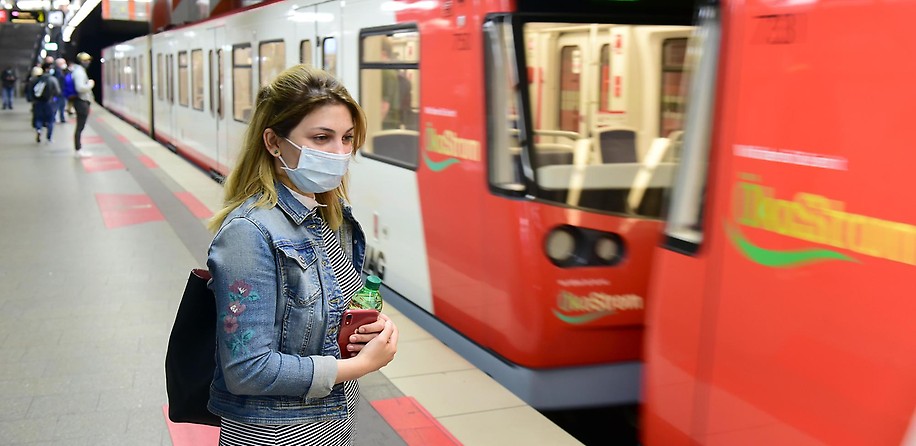 VAG-U-Bahn Fahrgast mit Maske