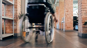 Rollstuhl Büro Behinderung Inklusion