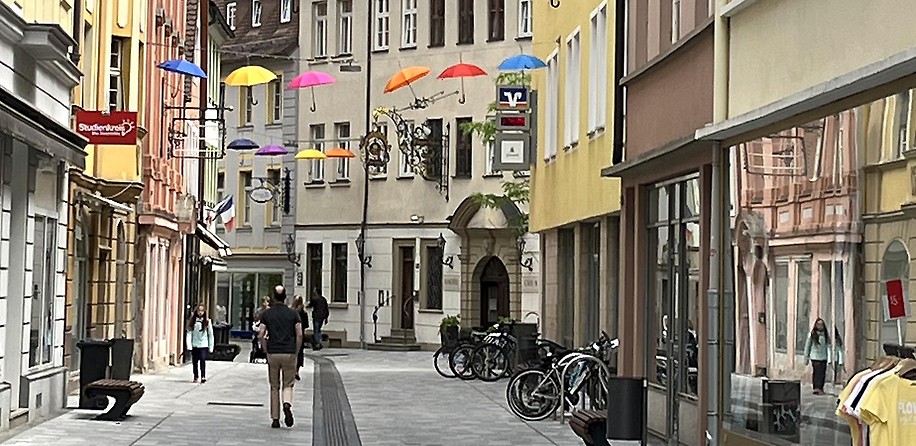 Citywerkstatt Ansbach - bunte Regenschrime Foto-IHK 