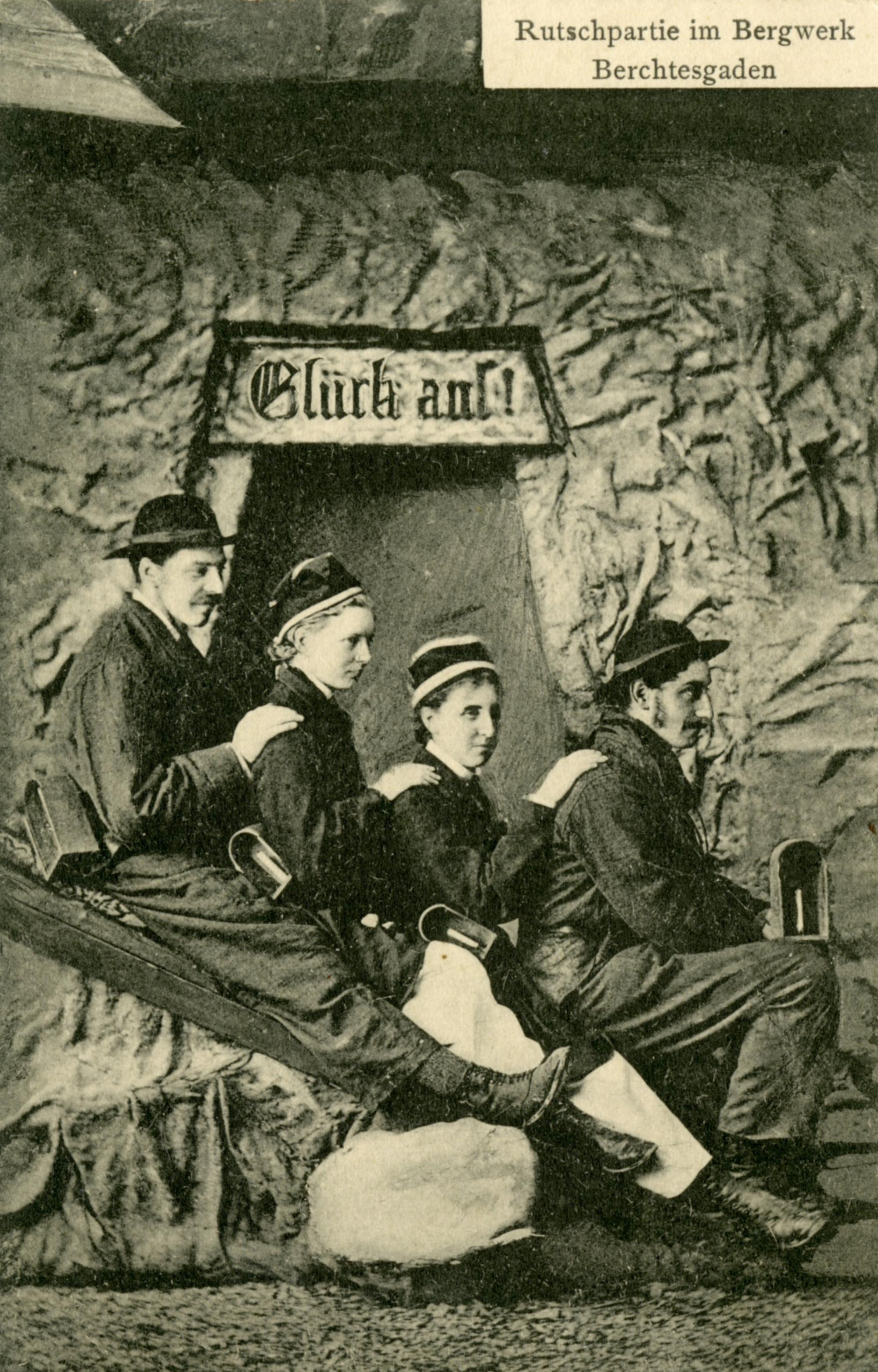 Rutschpartie für Besucherinnen im Salzbergwerk Berchtesgaden: Postkarte, 1907