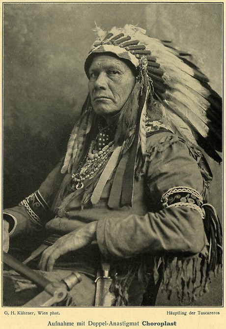 Indianer Katalogfoto:
Aufnahme eines Tuscarora-Häuptlings aus dem Katalog des Optischen Werks Dr. ‎Staeble, ca. 1910‎‎(Foto: BWA)
