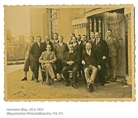 Hermann Blau (Mitte) im Kreis seiner Mitarbeiter in Augsburg, 1931. (Foto: BWA)