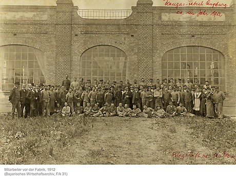 Die Belegschaft der Augsburger Blaugas-Fabrik, 1912. (Foto: BWA)