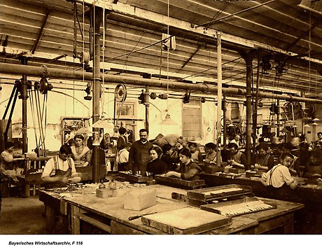 Herstellung von Zahnbürsten, um 1910.