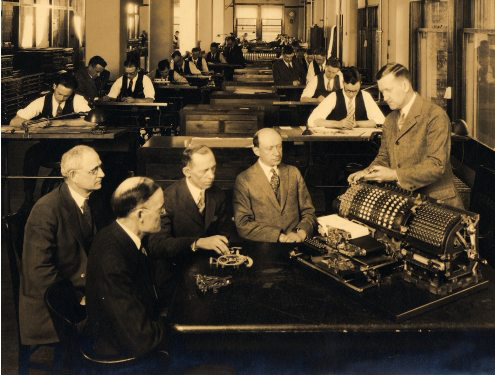 Einweisung in technische Neuerungen für NCR-Vertriebsmitarbeiter, um 1920