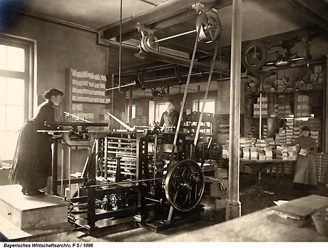 Arbeiterinnen in einer Buchbinderei, 1889.