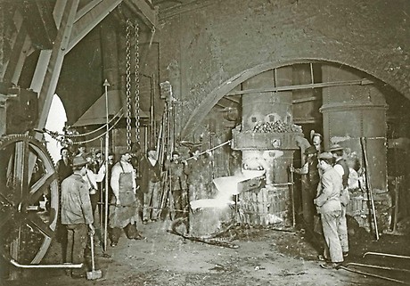 Abstich in einer Eisengießerei, um 1900.