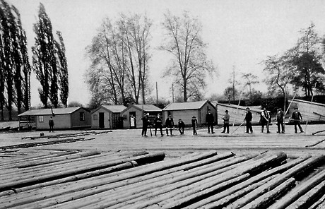 Holzlieferung nach Holland: Zusammenstellung von Mainflößen zu Rheinflößen in Mombach am Rhein unweit der Mainmündung, um 1910