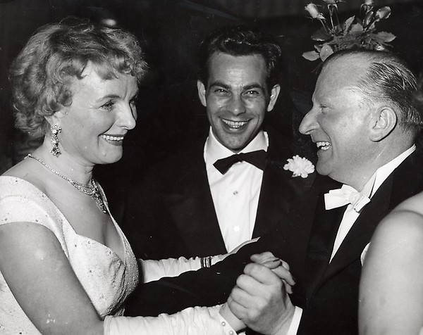 Ilse Kubaschewski mit ihrem Mann Hans Kubaschewski und Schauspieler Adrian Hoven beim Gloria-Filmball, 1956. (Foto: BWA)