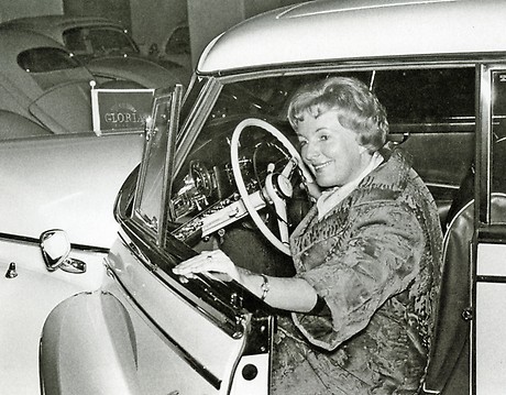 Ilse Kubaschewski am Steuer ihres Mercedes, um 1960 (Foto:BWA)