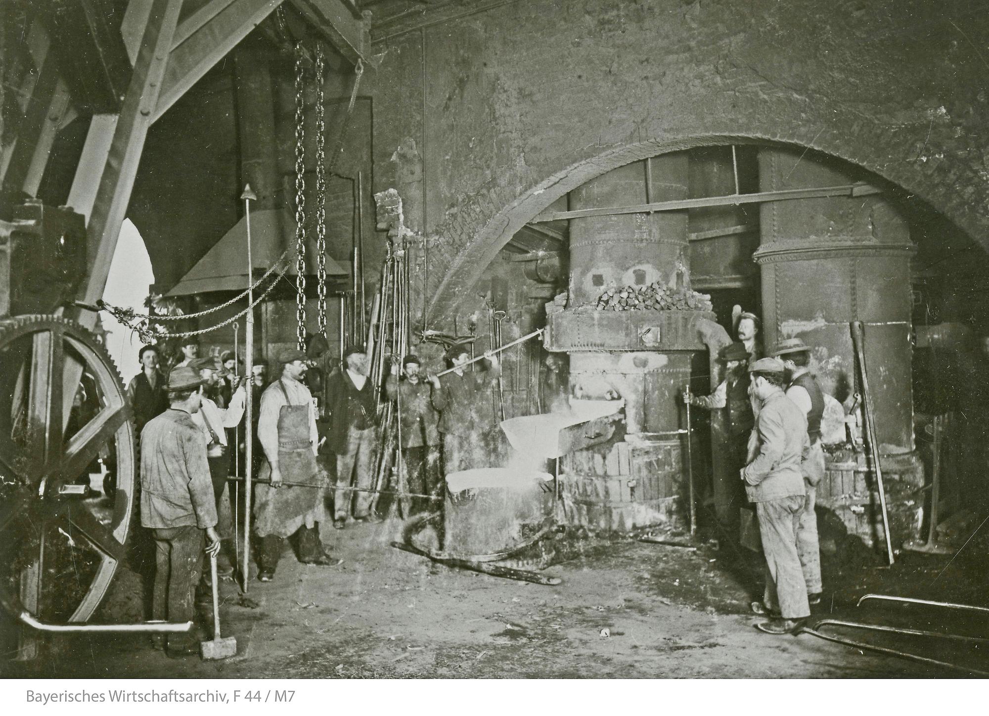 Schmelzofen-Abstich in der Eisengießerei der Lokomotivfabrik J.A. Maffei, um 1900