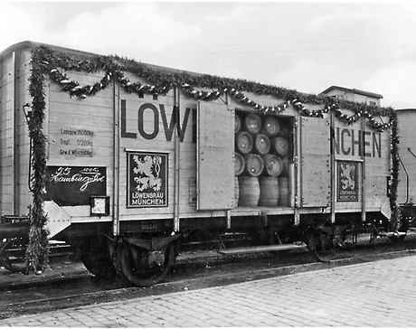 Eisenbahn-Kühlwaggon der Löwenbrauerei mit Bierlieferung für das Passagierschiff „Albert Ballin“ der Hamburg-Amerika-Linie, um 1925 (Foto: BWA)