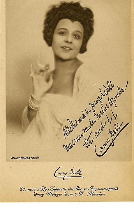 Als Zigarettenrauchen noch schick war: Werbung mit der Schauspielerin Corry Bell, ‎um 1927‎.(Foto: BWA)