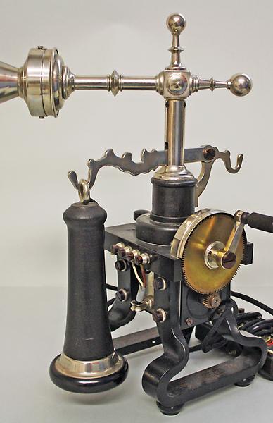 „Skelett-Telefon“ der Telefonfabrik Friedrich Reiner, um 1899‎ (Foto: BWA)