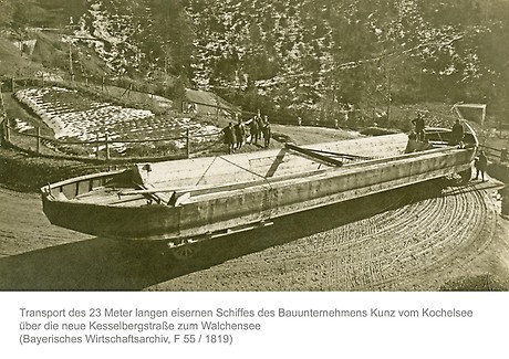 Transport des 23 Meter langen eisernen Schiffs der Baufirma Kunz vom Kochelsee über die neue Kesselbergstraße zum Walchensee, um 1922. (Foto: BWA)