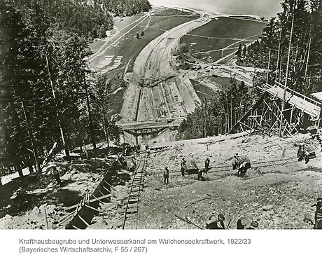 Krafthausbaugrube und Unterwasserkanal am Walchenseekraftwerk, 1922/23. (Foto: BWA)