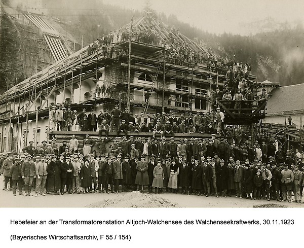 Hebefeier an der Transformatorenstation Altjoch-Walchensee des Walchenseekraftwerks, 30.11.1923(Foto: BWA)