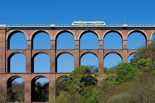 Die Göltzschtalbrücke ist ein Brückenbauwerk der DB Netz AG im sächsischen Vogtlandkreis und die größte Ziegelstein­brücke der Welt. Der Viadukt mit insgesamt 98 Bögen und einer Länge von 574 m gilt als Wahrzeichendes Vogtlands. Die zweigleisig, elektrifizierte Bahnstrecke Leipzig/Dresden - Hof führt zwischen den Orten Reichenbach im Vogtland und Netzschkau über das Tal der Göltzsch. (Triebwagen der Baureihe VT 650 RS 1 des EVU Vogtlandbahn)