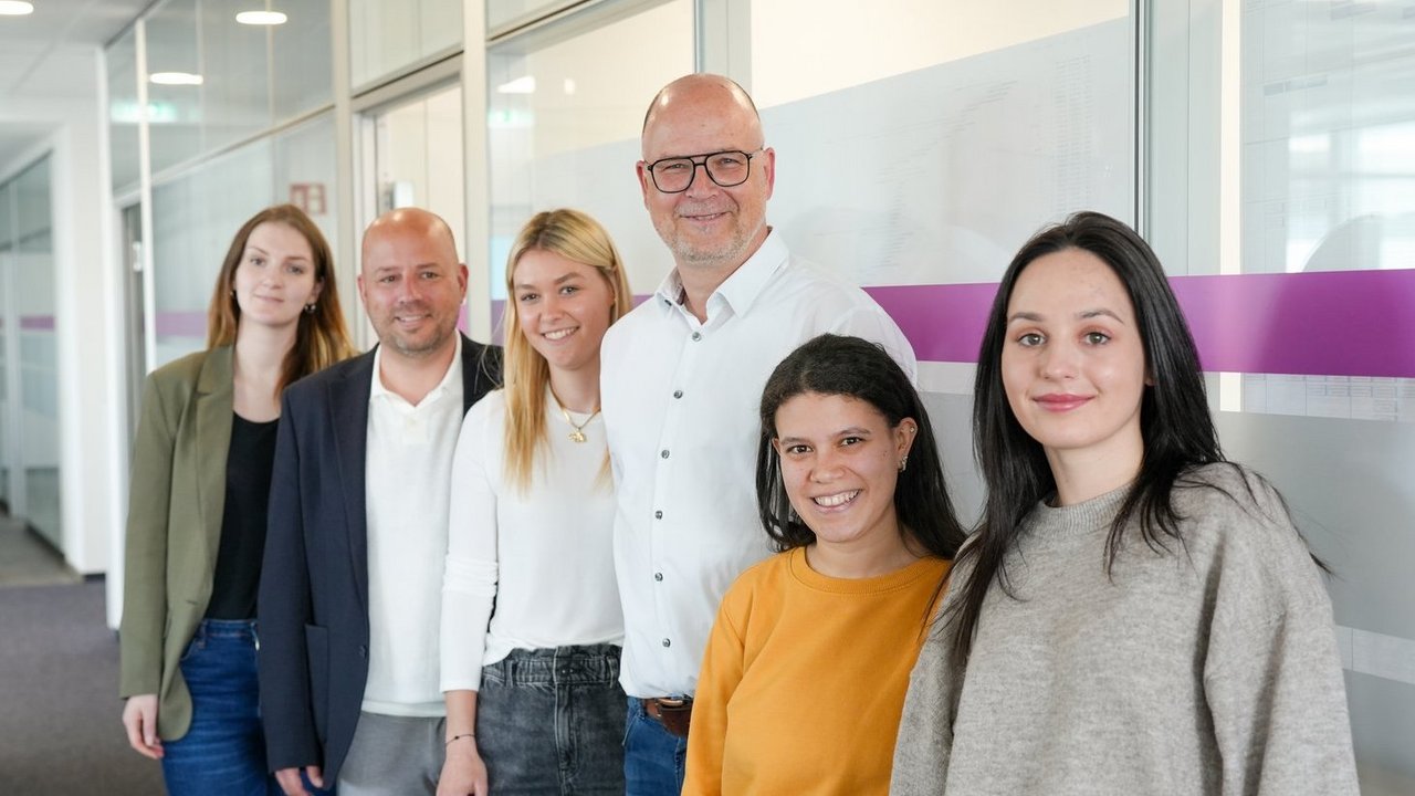 Firmengruppe Fuchs: Das Fuchs-Team am Nürnberger Standort der Systemgebäude-Tochter mit deren Chef Dirk Haase (3. v. r.)