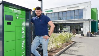 Patrick Leitzmann, Prokurist und Mitglied der Geschäftsleitung der Meusel & Beck GmbH in Nürnberg, an der firmeneigenen Briefkastenanlage mit digitaler Zugangssteuerung.