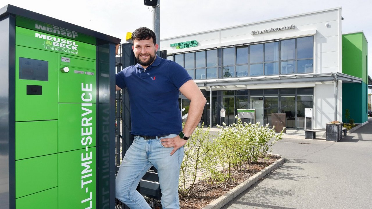 Patrick Leitzmann, Prokurist und Mitglied der Geschäftsleitung der Meusel & Beck GmbH in Nürnberg, an der firmeneigenen Briefkastenanlage mit digitaler Zugangssteuerung.