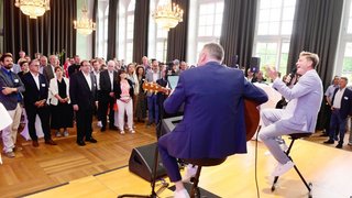 Beim IHK-Sommerempfang gab es Live-Musik vom Frontmann der Ansbacher A-cappella-Gruppe Viva Voce David Lugert.