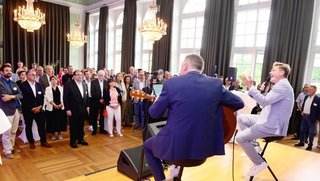 Beim IHK-Sommerempfang gab es Live-Musik vom Frontmann der Ansbacher A-cappella-Gruppe Viva Voce David Lugert.