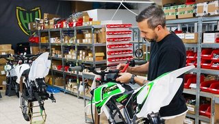 Blick in die Werkstatt der High Voltage Racing GmbH in Weisendorf, wo ein Mitarbeiter ein elektrisches Motorrad montiert.