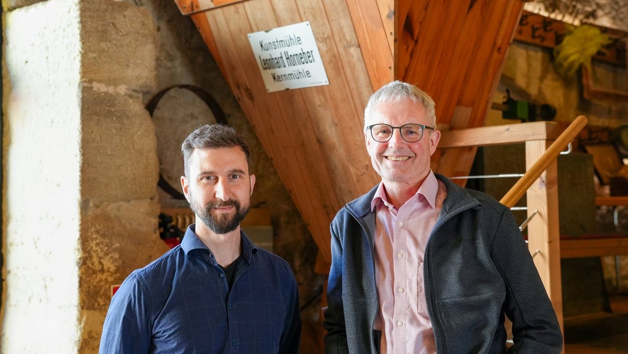 Martin Horneber, Inhaber der Kernmühle in Roßtal (r.), und sein Nachfolger Dr. Karl Kasper (l.).