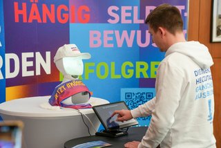 Ausbildungsberater "MAX", ein "sozialer Roboter", der von der IHK Nürnberg für Mittelfranken und der Hochschule Ansbach entwickelt wurde.