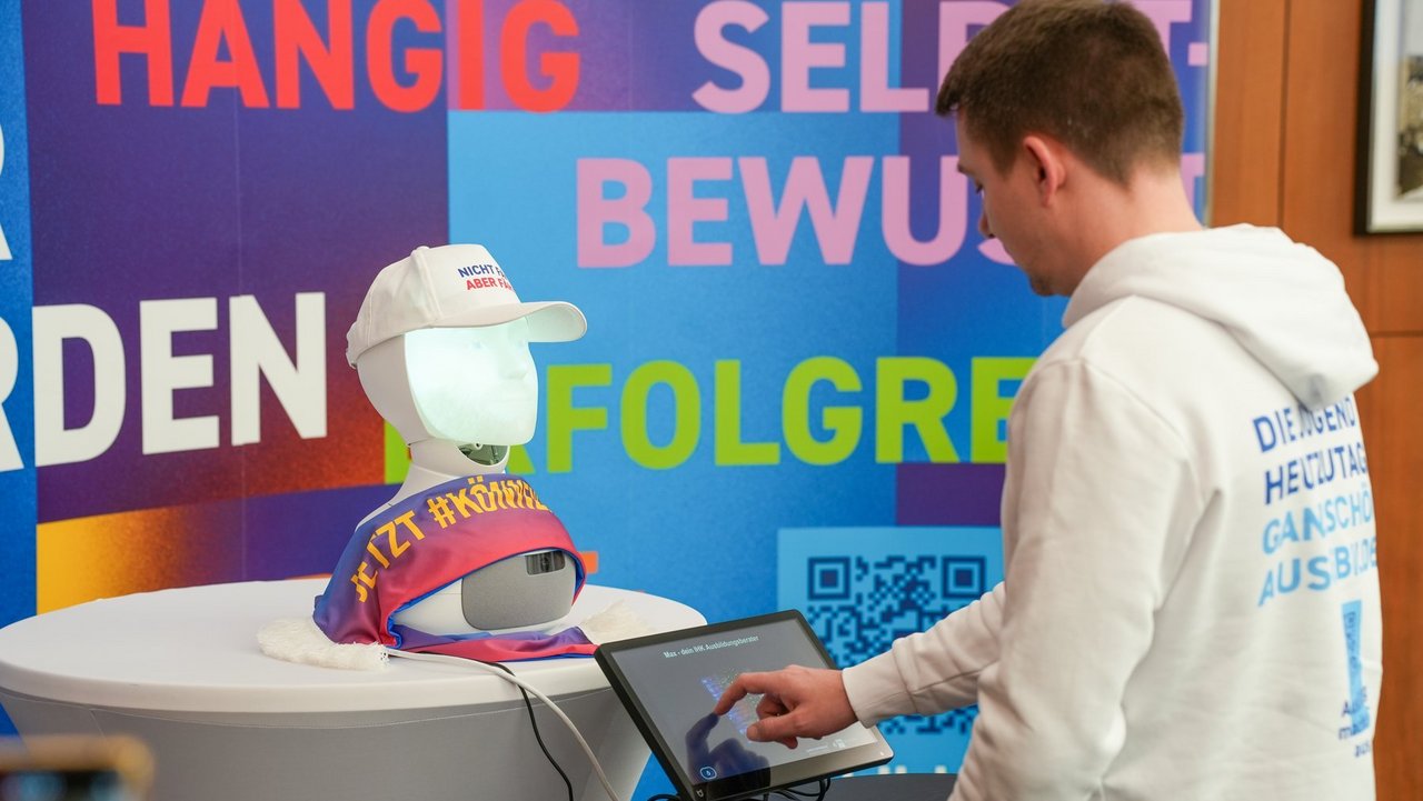Ausbildungsberater "MAX", ein "sozialer Roboter", der von der IHK Nürnberg für Mittelfranken und der Hochschule Ansbach entwickelt wurde.