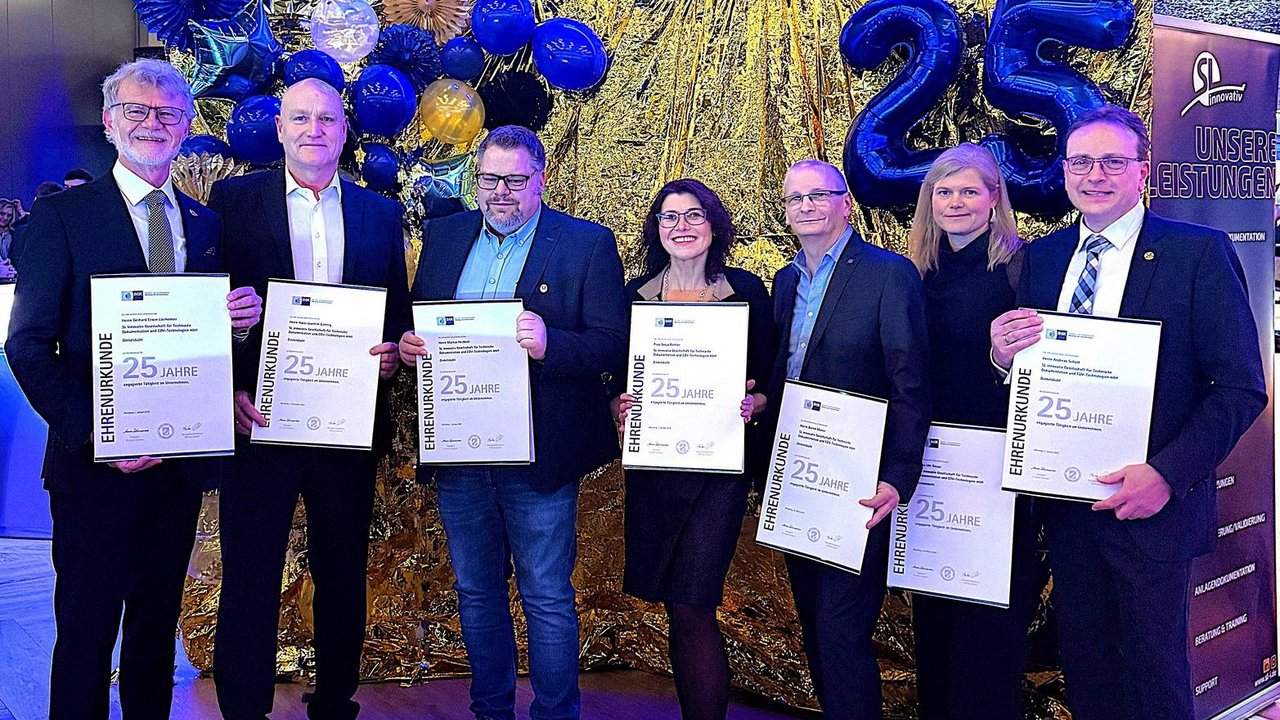 Bei der Jubiläumsfeier der SL Innovativ GmbH in Dinkelsbühl: Gerhard Lierheimer (l.) und Andreas Schott (r.) ehren Beschäftigte für 25 Jahre Betriebszugehörigkeit.