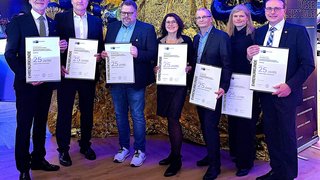 Bei der Jubiläumsfeier der SL Innovativ GmbH in Dinkelsbühl: Gerhard Lierheimer (l.) und Andreas Schott (r.) ehren Beschäftigte für 25 Jahre Betriebszugehörigkeit.