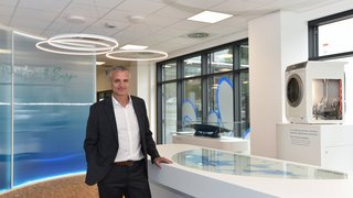 Suspa Co-Geschäftsführer Oguz Tekin im futuristischen Showroom im neuen Headquarter