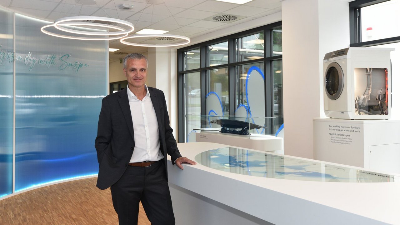 Suspa Co-Geschäftsführer Oguz Tekin im futuristischen Showroom im neuen Headquarter