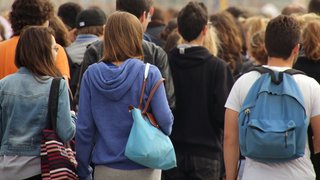 Eine Gruppe junger Leute geht die Straße entlang