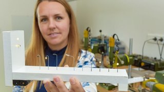 Nadine Maiolo präsentiert in der Werkstatt eine Lampenauswahl; Beli-Beco, Feucht 