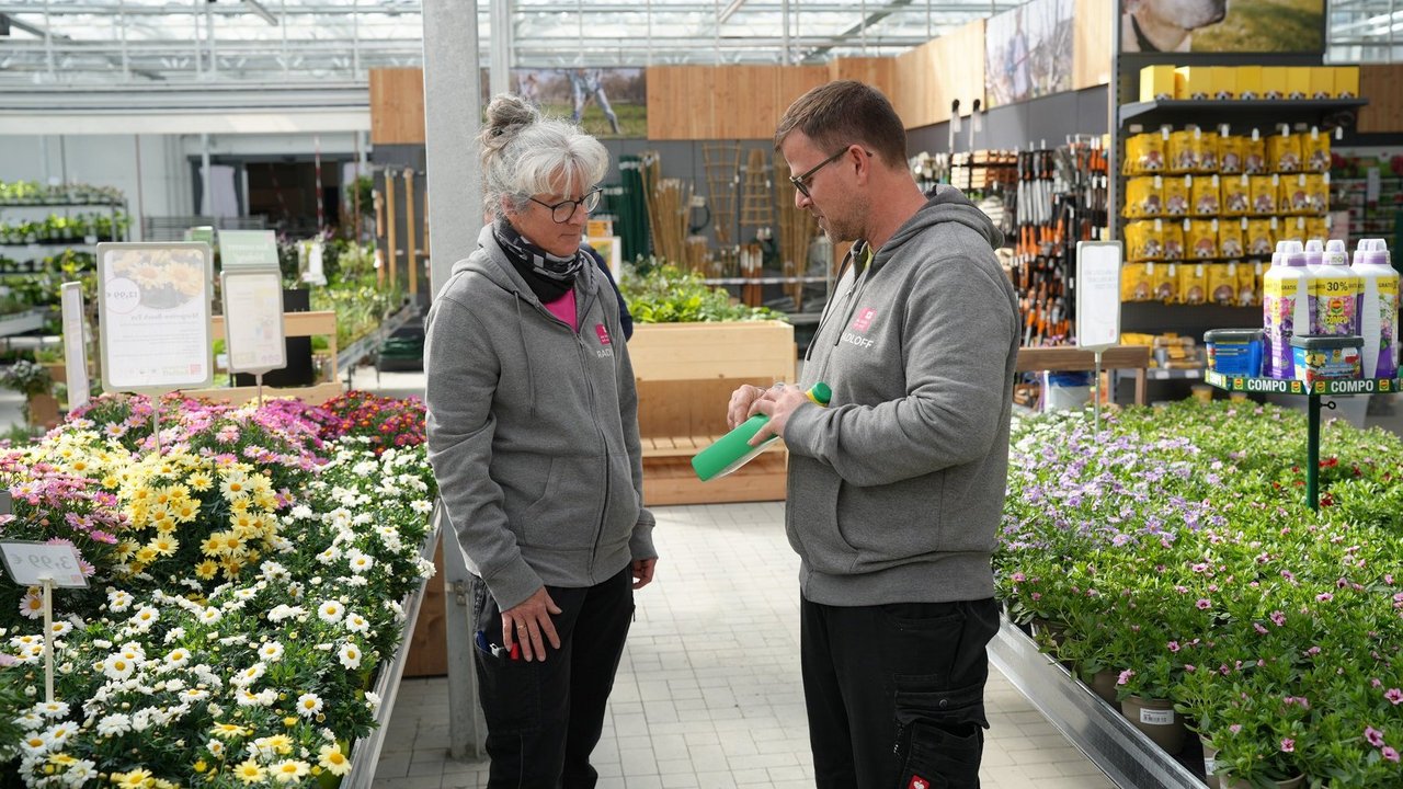 Dieter Radloff vom Gartencenter Radloff in Nürnberg im Gespräch mit einer Mitarbeiterin.
