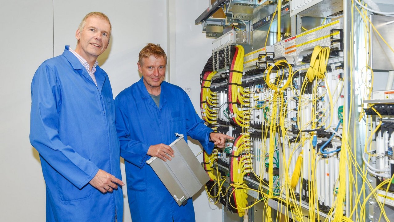 Björn Wilke, Standortleiter von Nokia Solutions and Networks GmbH & Co. KG in Nürnberg (l.), und Michael Bärnreuther, Gruppenleiter Systemtests.