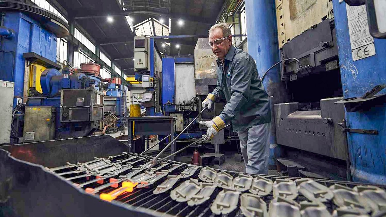 Blick in die Produktion des Bereichs Turbinentechnologie bei der Leistritz AG, hier die Schmiede im Werk in Remscheid.